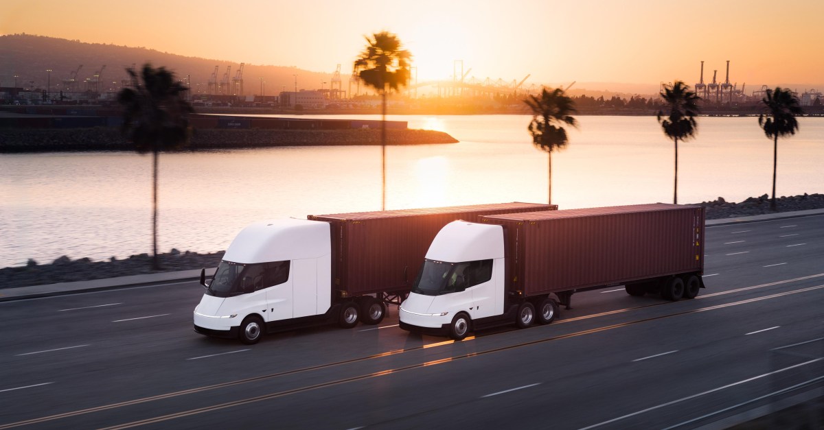 Tesla เปิดสายการผลิต Semi แล้ว ส่งมอบล็อตแรกและโชว์โรงงานใหม่