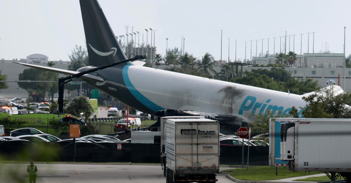 Boeing 767-300 ของ Amazon Air ล้นรันเวย์ ขณะลงจอดที่ Miami