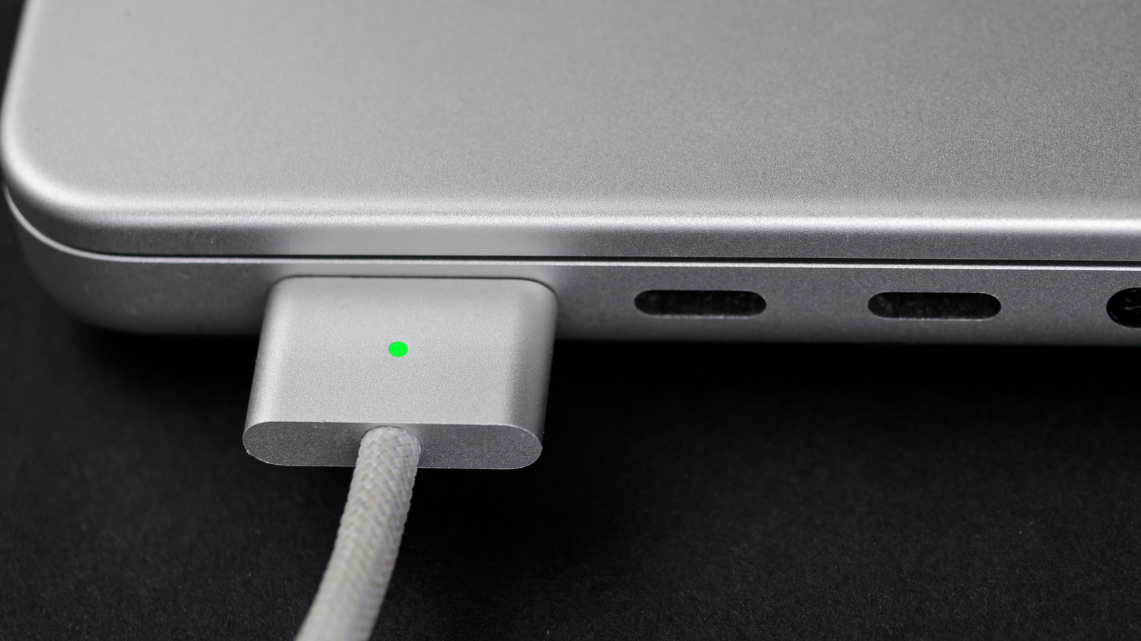 MagSafe vs USB-C: เปรียบเทียบการชาร์จ MacBook — ข้อดีข้อเสียและเมื่อควรใช้แบบไหน