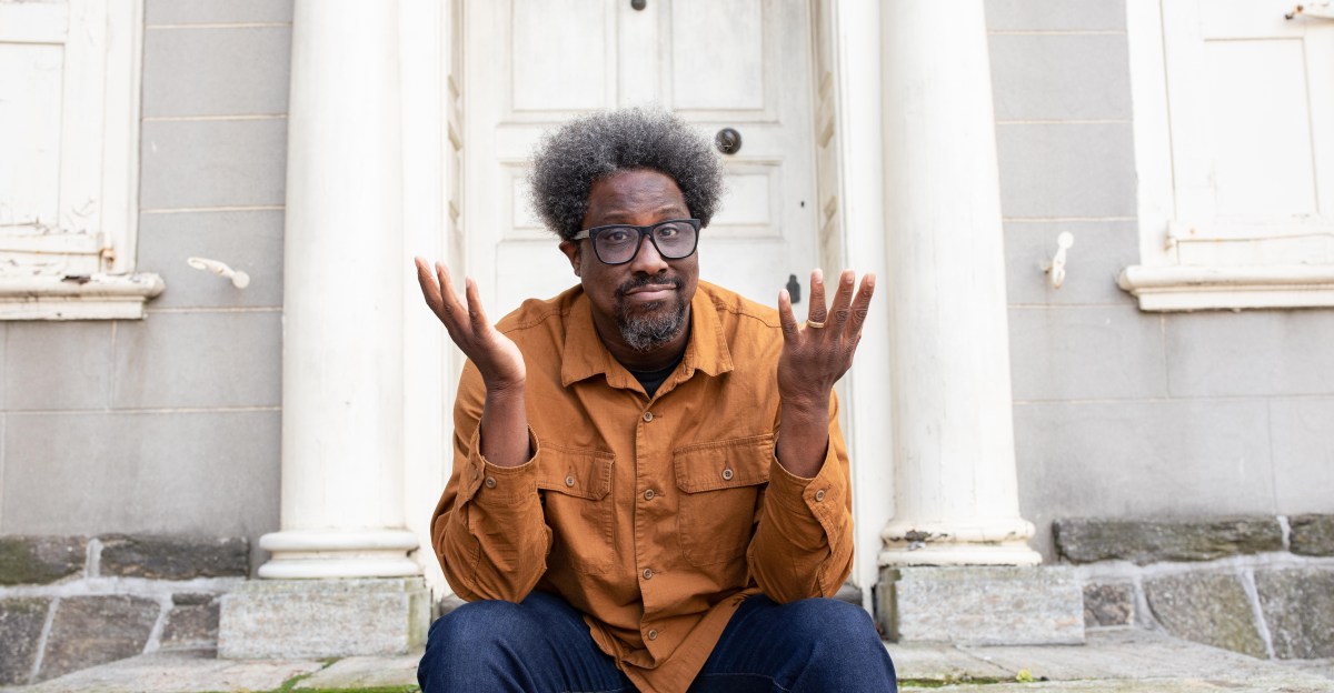 W. Kamau Bell บอกว่าไอเท็มที่ขาดไม่ได้คือโทรศัพท์และ charger