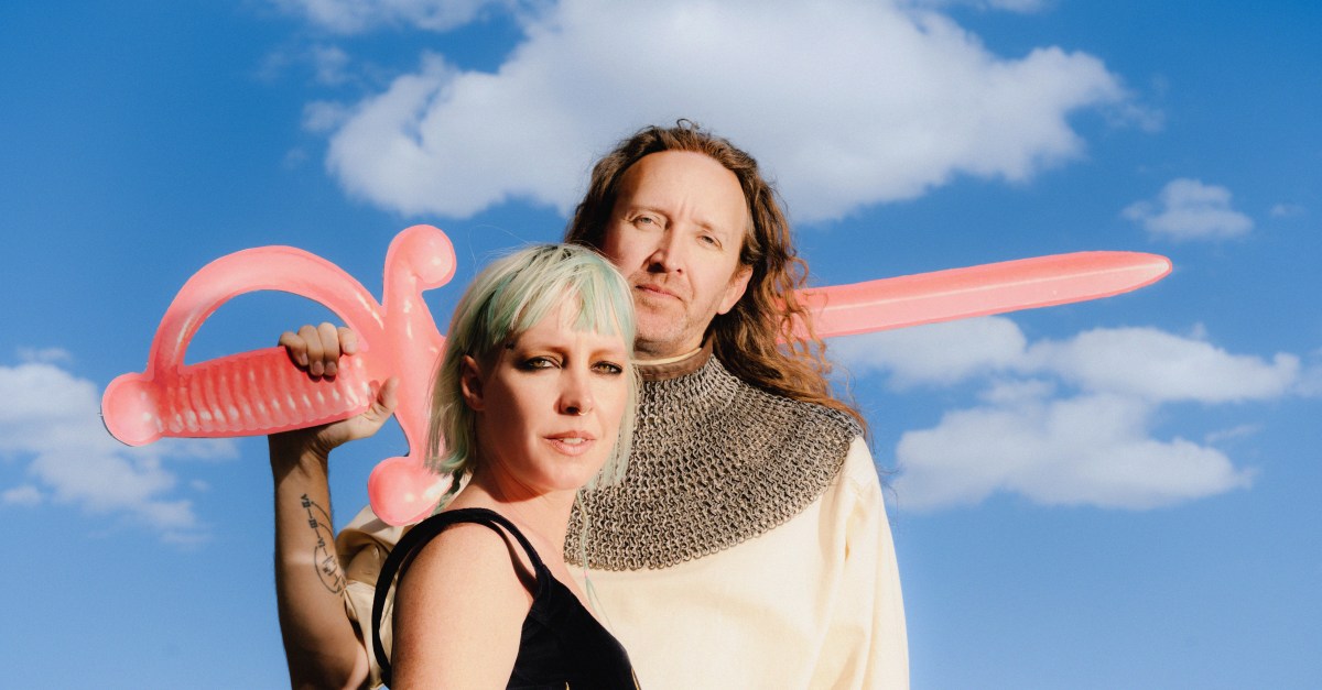 Sylvan Esso ปล่อย Ow ∞: เปลี่ยนโทนเสียงและเล่าเรื่อง MacBooks กับ gadget ที่ชอบ