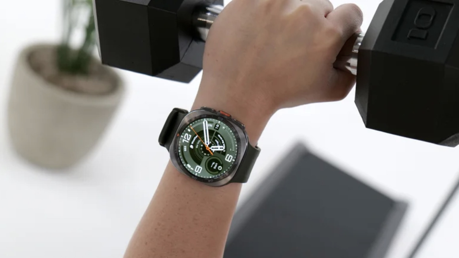 เทียบ Apple Watch Ultra 4 กับ Galaxy Watch Ultra 2: ฟีเจอร์, ความทนทาน และหน้าจอ